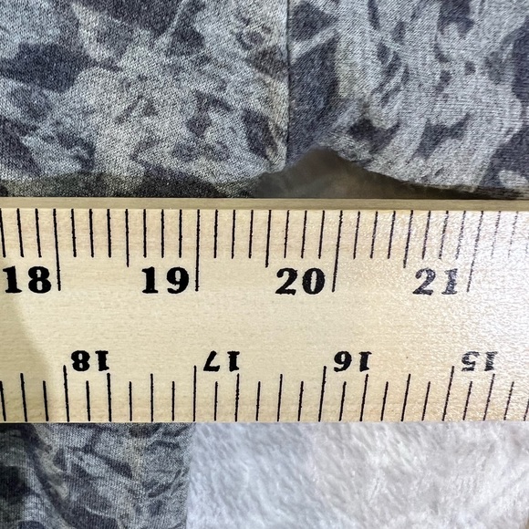 688 LOU & GREY GRAY STRIPE GLORAL PRINT TOP SIZE M MEDIUM CUTE SLEEVES EUC SHIRT - Picture 8 of 10